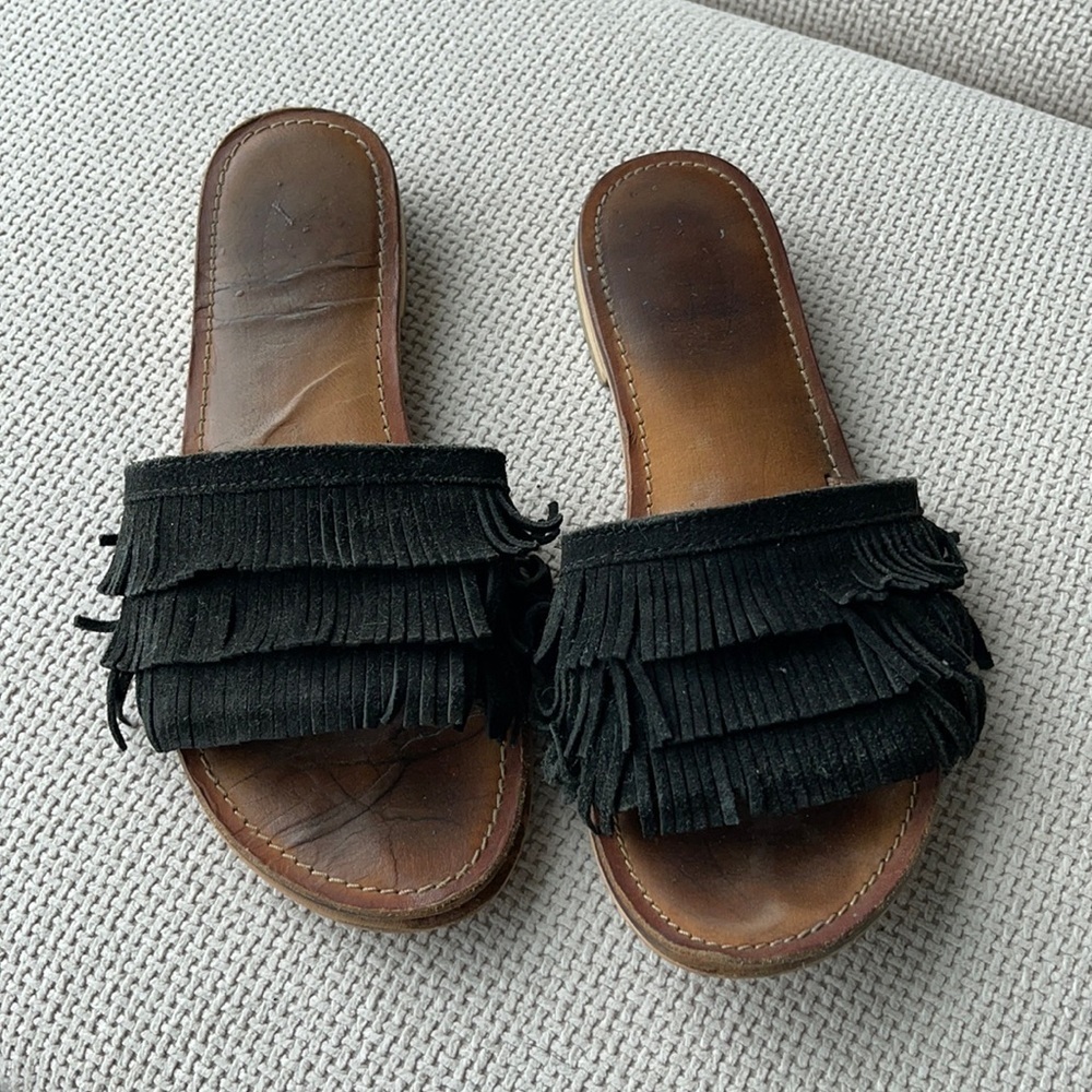 BLACK FRINGE SANDALS SIZE 6.5